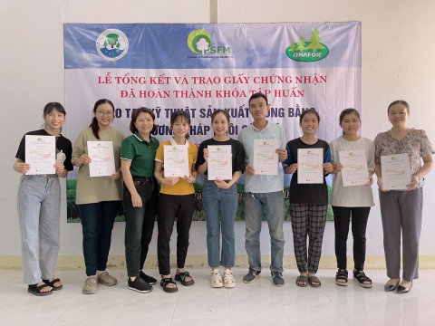 Các cán bộ nhan viên được trao bằng sau khi kết thúc tập huấn