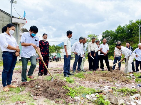 Training on techniques for planting large timber forests for farmers in Que Trung commune 