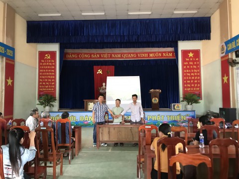 Người dân bắt tay kí thảo thuận thực hiện dự án trên địa bàn