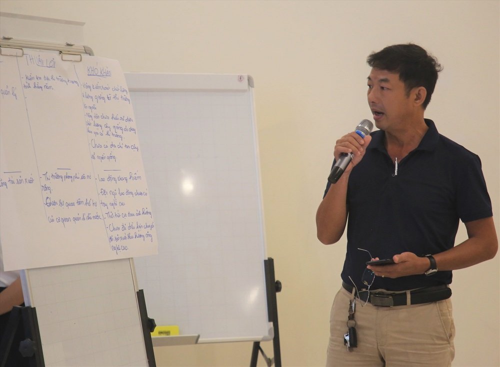 Một chủ vườn ươm giống cây lâm nghiệp chia sẻ câu chuyện quản lý giống chất lượng cao. Ảnh: Đ.N