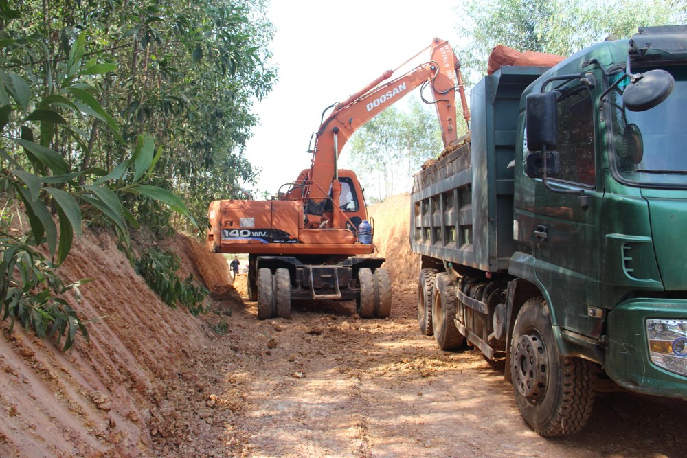 Mở đường lâm nghiệp tại xã Bảo Thành, huyện Yên Thành để phục vụ trồng và khai thác keo. Ảnh: Văn Trường.