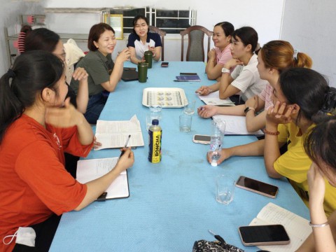 Tập huấn chuyển giao công nghệ sản xuất giống do Thạc sỹ Thanh Nga- TTKHLN Bắc Trung Bộ giảng dạy cùng trợ giảng